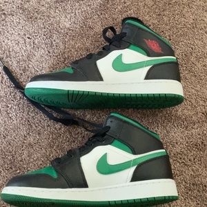EUC Nike air Jordan 1 mids green black 6Y / 38.5